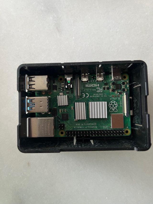Raspberry PI 4B 2GB w/Case and Heat Sink in Other in Ottawa