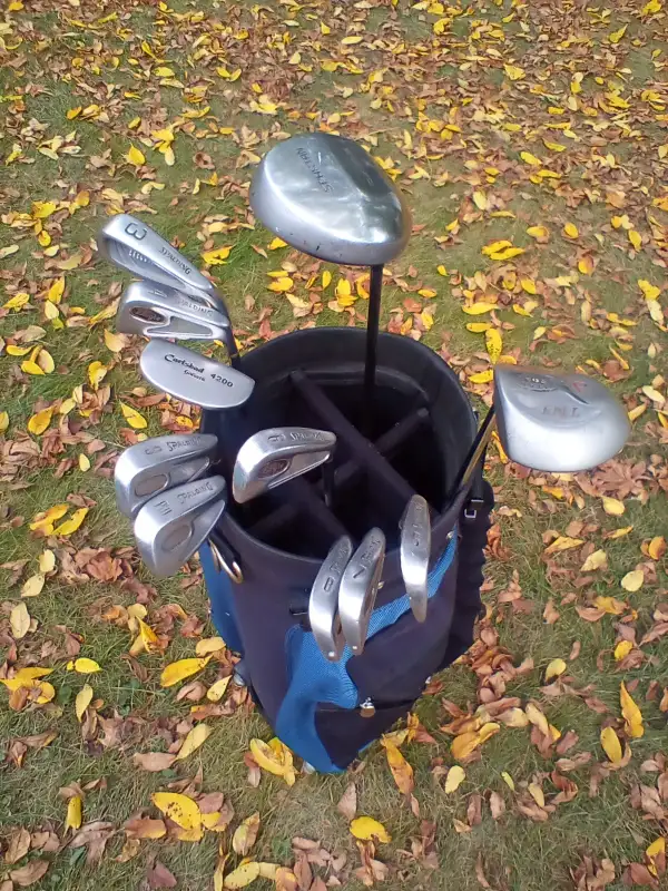 Golf clubs Spalding RH in Golf in Sarnia - Image 2