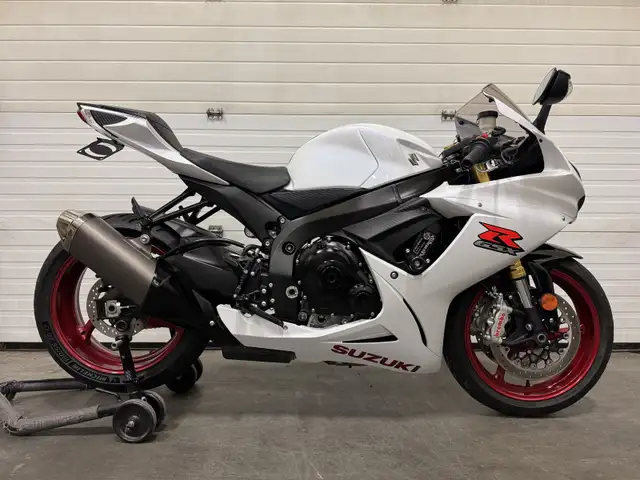 2017 GSXR 750 in Sport Bikes in Edmonton - Image 8