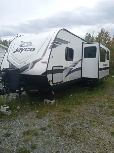 Utilisé que 2 mois . Août 2023 et août 2024. Jamais fait de route. Ne faisons plus de camping.