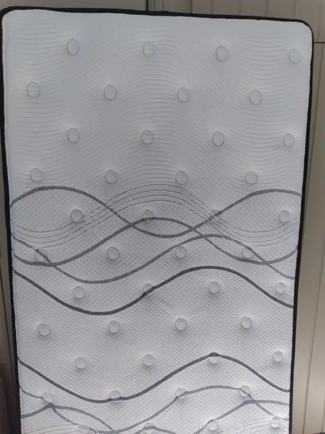 Matelas pour lit simple Dimension 39"x74" in Beds & Mattresses in Sherbrooke - Image 2