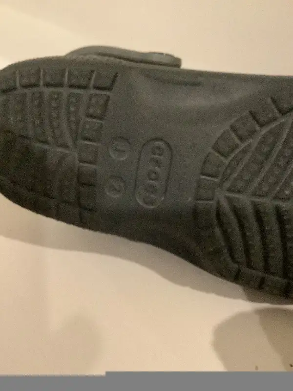Crocs pour garçon (taille. 2) in Kids & Youth in Longueuil / South Shore - Image 11