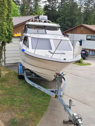 Fresh water Bayliner 2452 Ciera Express on King roller trailer. Very well maintained, 1996 O/A lengt...