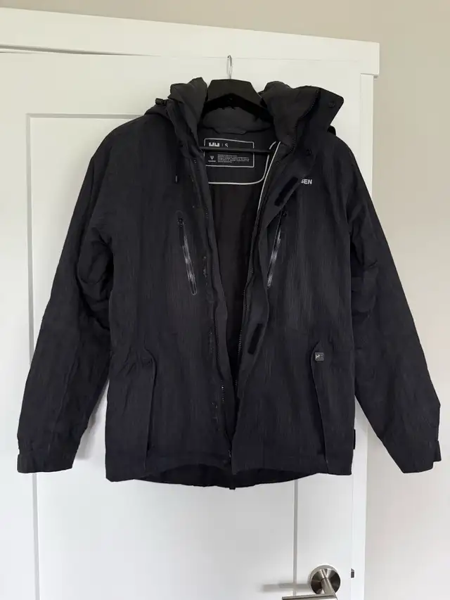 Helly Hansen snowboard ski jacket, size small in Men's in Calgary - Image 2