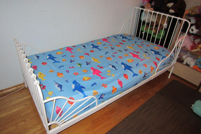 Baby Shark Twin Sheet Set Like New incl baby shark family toys in Bedding in Mississauga / Peel Region