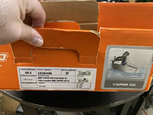 NBH Vapor XIX goal skate sr. Size 8.5 womens with D in Skates & Blades in Oakville / Halton Region - Image 7