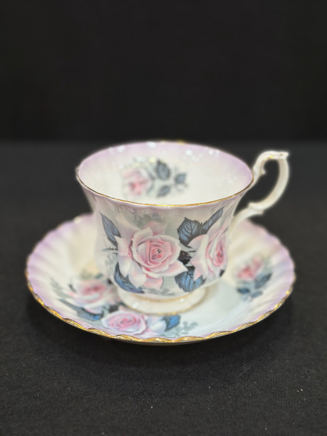 SOLD Royal Albert large rose tea cup & saucer - made in England  dans Art et objets de collection  à Région d’Oakville/Halton