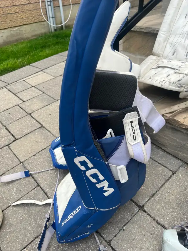 Ice hockey goalie equipment in Hockey in Oakville / Halton Region - Image 3