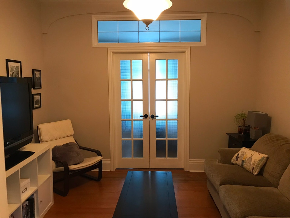 Large 2 level 1 bedroom plus den with shared outdoor space 3