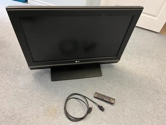 Used 32" LG TV for sale in TVs in Markham / York Region - Image 2