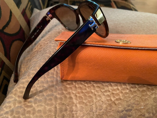 TORY BURCH SUNGLASSES & CASE in Jewellery & Watches in Medicine Hat - Image 2