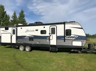2018 Crossroads Zinger 328SB Camper Trailer In great shape, used very lightly. Has every option that...