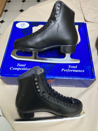 Youth Riedell figure skates sz 6 1/2
