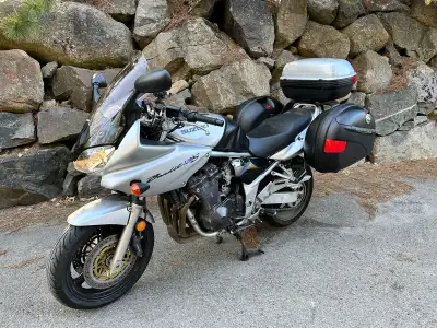 BANDIT 1200S gris -Pare brise haut inclus, pare brise bas disponible sans frais -Poignées chauffante...