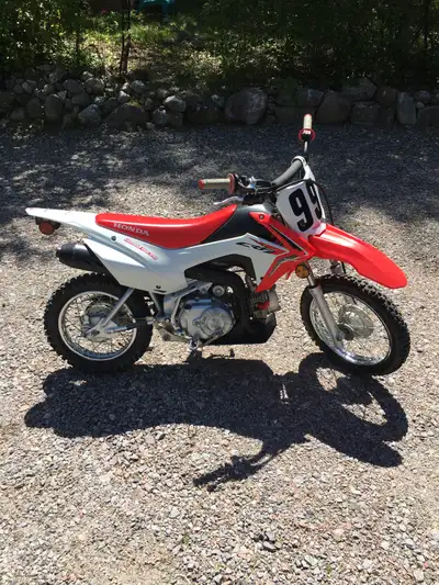 Near mint condition low kms automatic ( No Clutch ) great for learning or just easy riding!! Geat Ch...