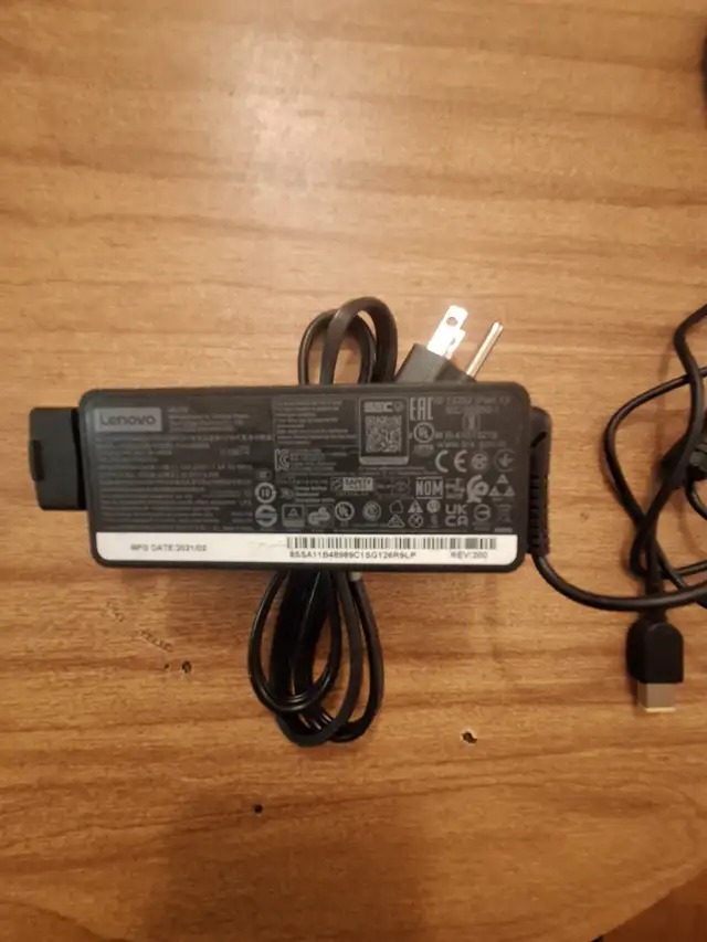 Lenovo standard power adapter, 65W. in Laptop Accessories in City of Toronto - Image 3