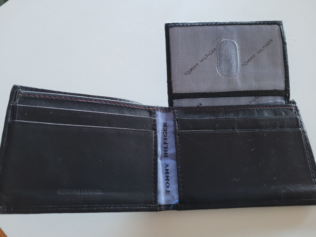 Tommy Hilfiger Leather Wallet in Men's in Calgary - Image 5
