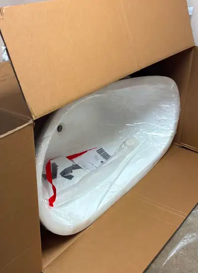 Baignoire neuve / Bathtub – $400, View more