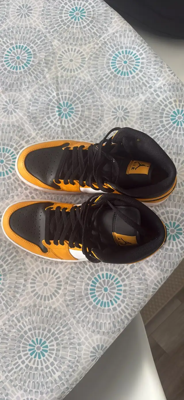 Nike Jordan 1 mid Taxi in Men's Shoes in Longueuil / South Shore - Image 3