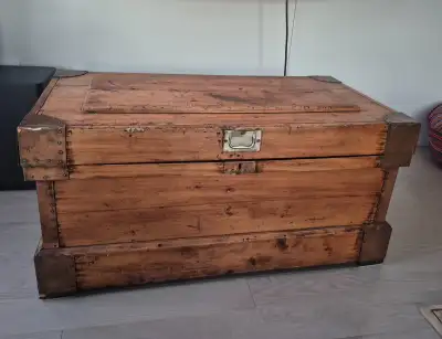 Coffre en bois, View more