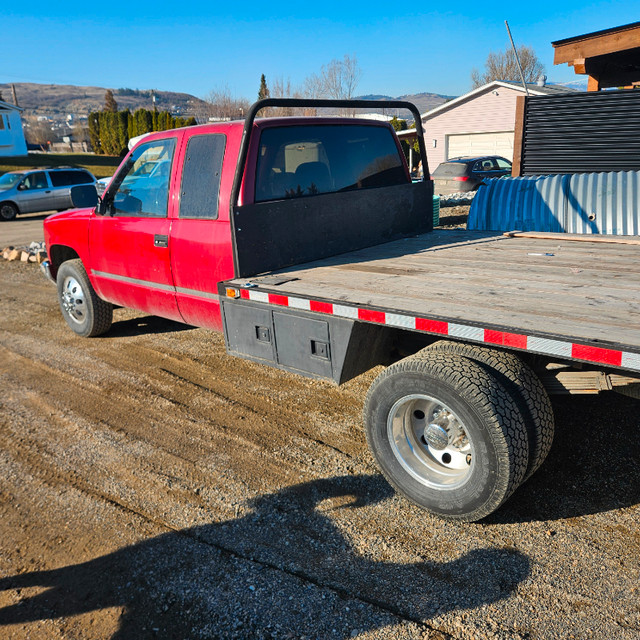1991 chev dually extended cab flat deck 1 tonne in Cars & Trucks in Vernon