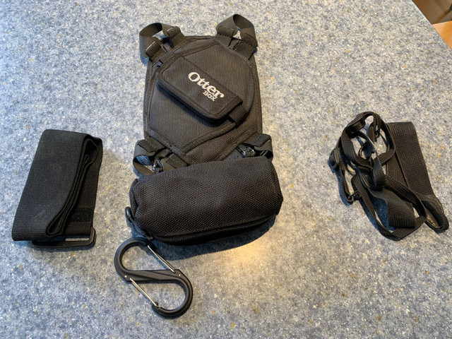 OTTER BOX UTILITY LATCH CASE WITH ACCESSORY BAG  FOR TABLET ETUI in General Electronics in City of Montréal