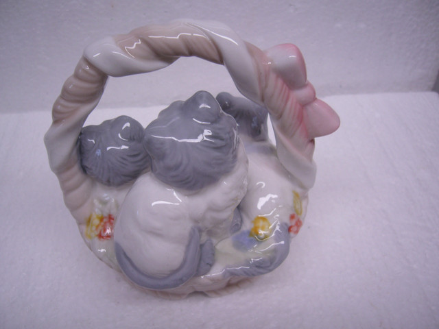 Vtg Figurine Cat Family Mom & 2 Kittens in Basket in Arts & Collectibles in Dartmouth - Image 3