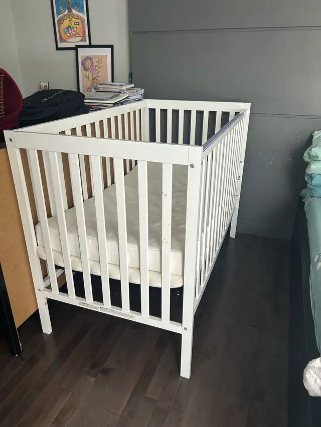 crib bed frame + mattress in Cribs in Québec City - Image 3