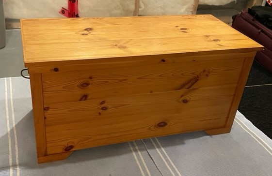 Hope chest bedding ,storage trunk, solid wood in Storage & Organization in Belleville