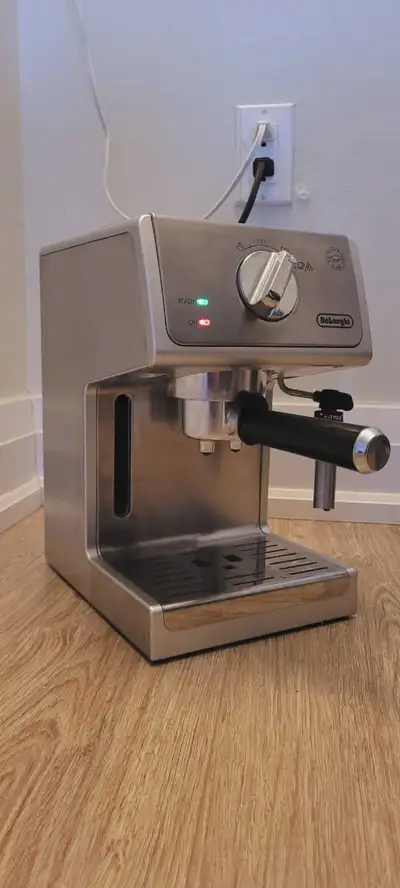 Good working order and very clean. I prefer using a Moka pot. Pick up only. Cash only. Thanks. Sold...