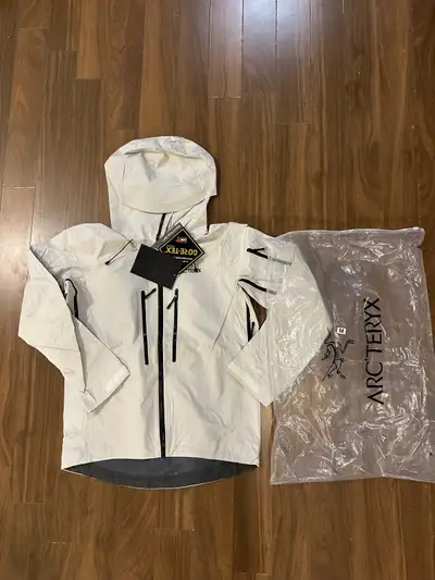 Never been used New Perfect condition Waterproof Sizes available (M,L) Has tags Message for more