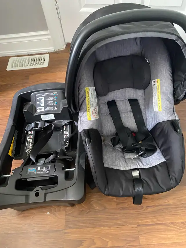 baby car seat in Strollers, Carriers & Car Seats in Oakville / Halton Region - Image 4