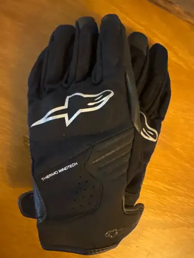 Padded protective gloves like new, View more