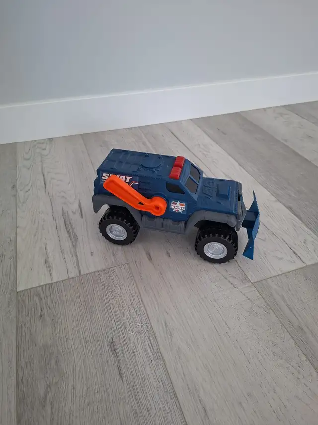 Police Truck and Ambulance. in Toys in Winnipeg - Image 6