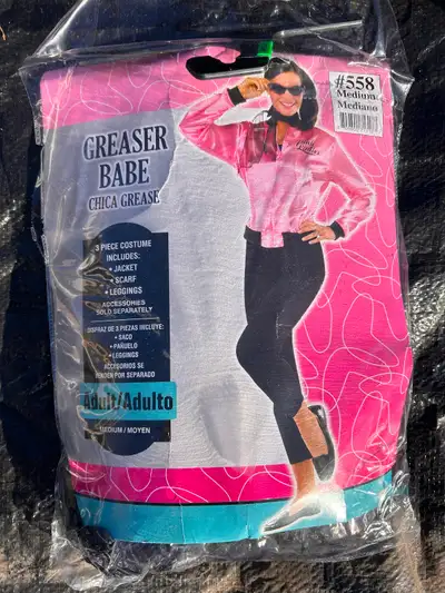 Worn once. In excellent like new condition. Size medium costume. Located in Orleans.