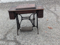 Singer table with sewing machine