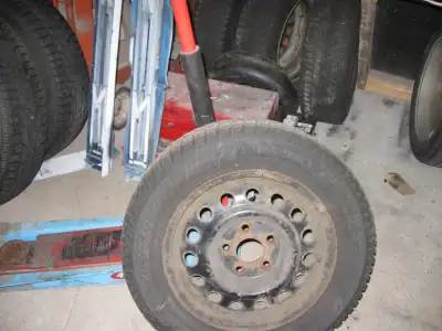 j'ai 8 jantes de hyunday elantra 2009 qui fitte plusieurs ,arques de voiture bolt pattern 5x114 3 bo...