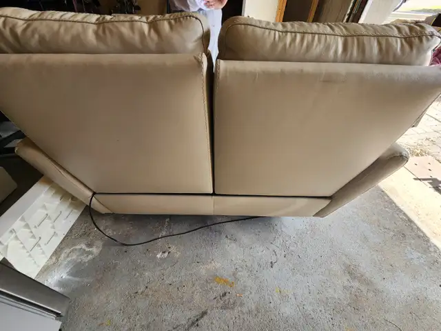 Causeuse en cuir 2 places – Confort haut de gamme in Couches & Futons in Laval / North Shore - Image 3