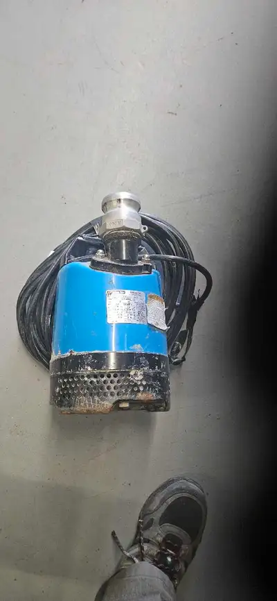 Voici une pompe de puisard robuste, parfaite pour les besoins de drainage. Cette pompe est en état u...