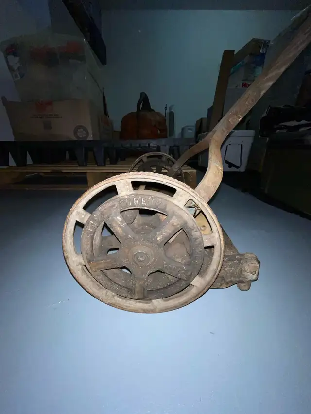 VINTAGE PUSH REEL LAWN MOWER in Lawnmowers & Leaf Blowers in Belleville - Image 4