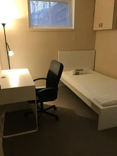 Fast Internet and all utilities included. Rooms available in a 5 bedroom student house, 2 bathrooms...