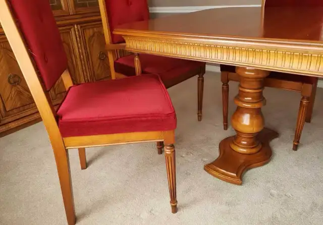 Beautiful hardwood dining table and 6 chairs set in Dining Tables & Sets in Markham / York Region - Image 3