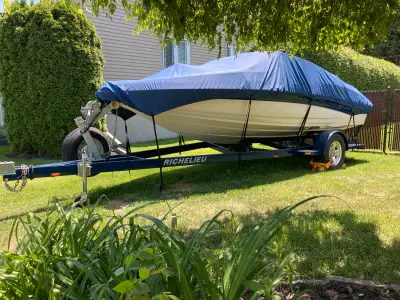 Superbe Crownline 185 SS en excellente condition. Seulement 289 heures. Entièrement équipé: toile de...