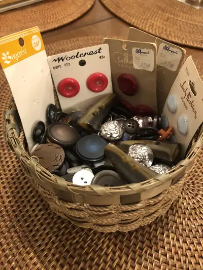 Vintage Button Collection In Woven Basket, 500 Buttons. Great for Crafting, Sewing or Jewelry. Vario...