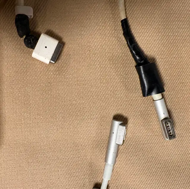 Apple MagSafe Power Adapters (60W and 85W) in Laptop Accessories in Ottawa - Image 4