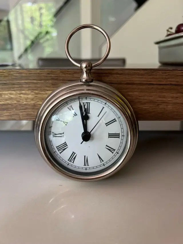 Pottery Barn Chrome Wall Table Clock in Home Décor & Accents in Mississauga / Peel Region - Image 2