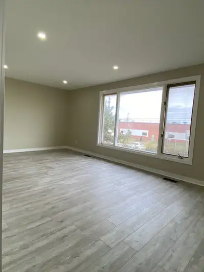 Centrally located this large Three Bedroom Apartment is located in Ottawa's popular area with all th...