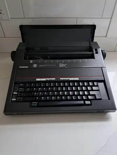 BROTHER AX-18 Electronic Portable Typewriter