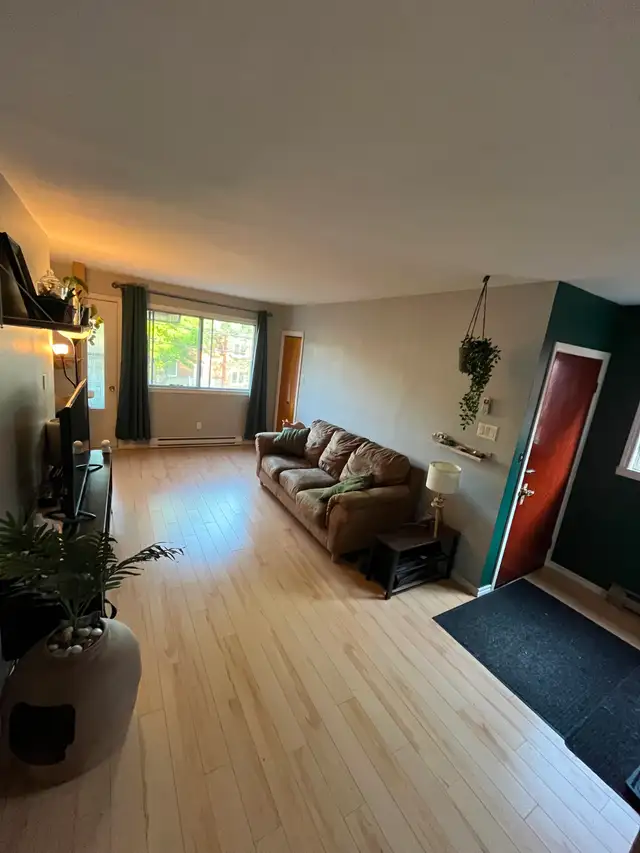 $1400/mo 3 1/2 + 1 office apartment in Long Term Rentals in City of Montréal - Image 4