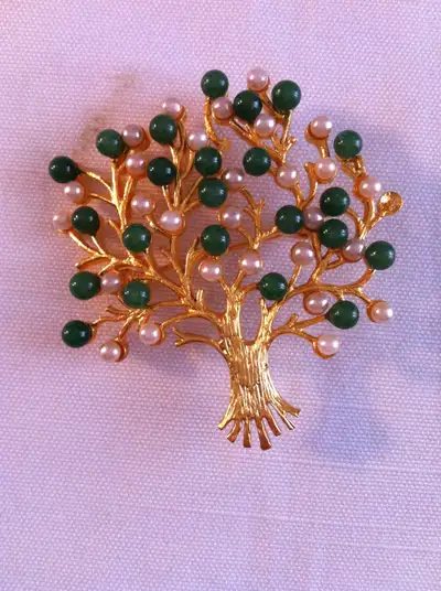A NICE VINTAGE GOLD PLATED BROOCH DECORATED WITH JADE AND REAL TINY PEARL. IT IS IN PERFECT CONDITIO...
